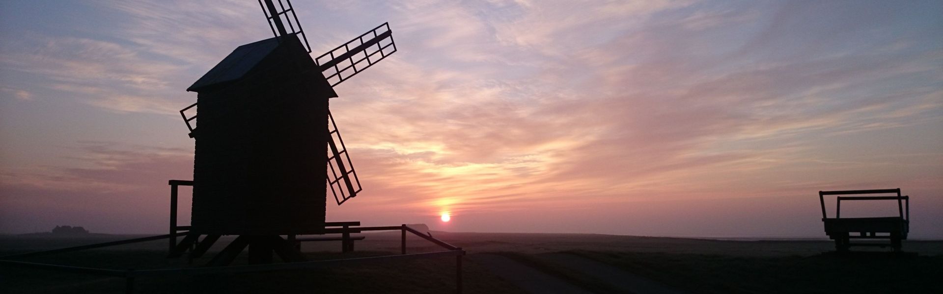 Windmühle auf Langeness, im Hintergrund die Abendsonne