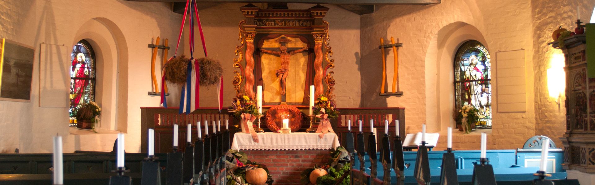 Innenaufnahme der Hooger Kirche, für Erntedank mit Früchten und Gemüse geschmückt