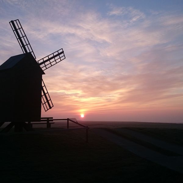 Windmühle auf Langeness, im Hintergrund die Abendsonne